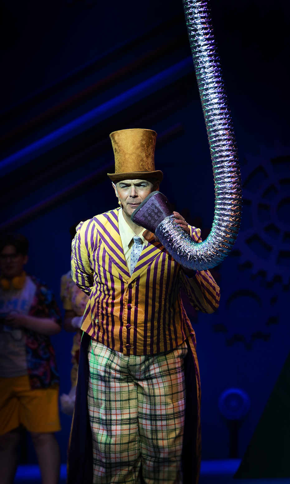 Willie Wonka taling in a tube