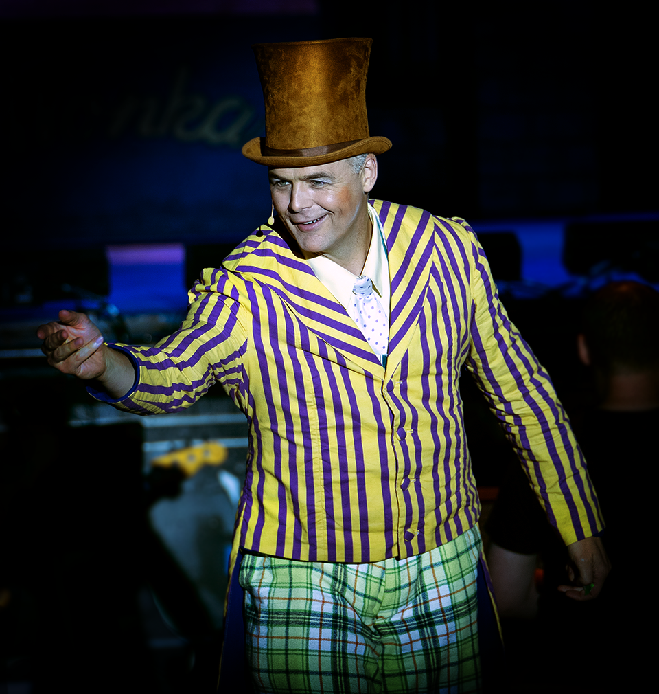 Willie Wonka singing to the audience